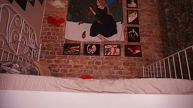 Snapshot of Evelively chatting on December 18, 2:28 am Evelively online show from December 18, 2:28 am