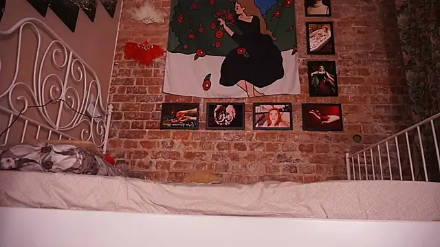 Snapshot of Evelively chatting on December 19, 2:18 am Evelively online show from December 19, 2:18 am