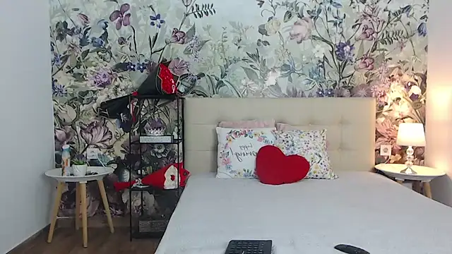 Snapshot of RoseDiamond06 chatting on June 4, 1:28 pm RoseDiamond06 online show from June 4, 1:28 pm