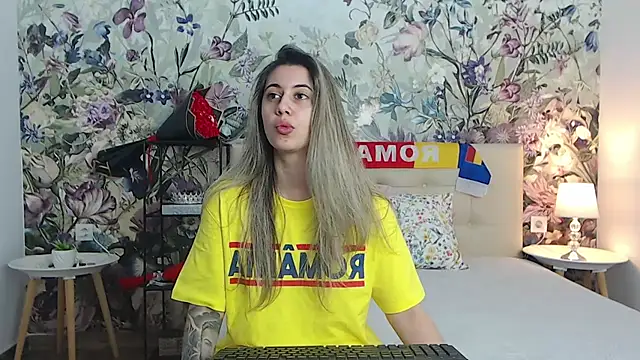 Snapshot of RoseDiamond06 chatting on June 12, 1:54 pm RoseDiamond06 online show from June 12, 1:54 pm