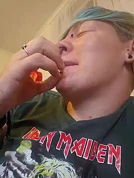 Snapshot of PinkTheHawk chatting on December 22, 9:42 pm PinkTheHawk online show from December 22, 9:42 pm