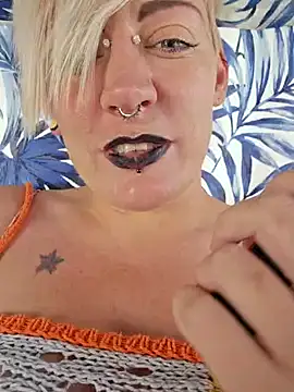 Snapshot of PinkTheHawk chatting on February 7, 10:41 pm PinkTheHawk online show from February 7, 10:41 pm