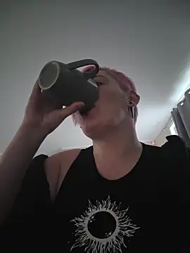 Snapshot of PinkTheHawk chatting on May 30, 4:53 am PinkTheHawk online show from May 30, 4:53 am
