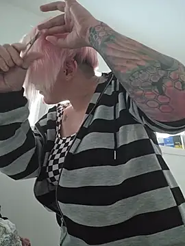 Snapshot of PinkTheHawk chatting on June 7, 4:38 am PinkTheHawk online show from June 7, 4:38 am