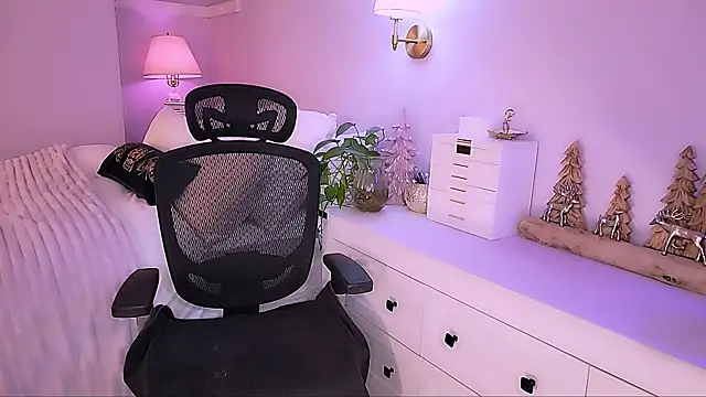 Wonderful Woman online show from May 3, 2:50 am