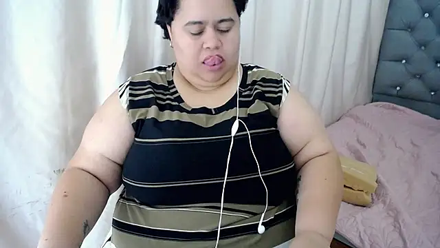 Snapshot of hotlesby4uxxx chatting on December 4, 11:13 pm hotlesby4uxxx online show from December 4, 11:13 pm