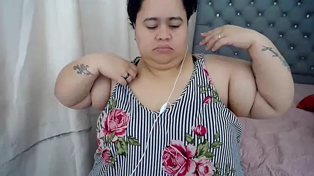 Snapshot of hotlesby4uxxx chatting on December 5, 11:07 pm hotlesby4uxxx online show from December 5, 11:07 pm