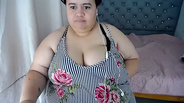 Snapshot of hotlesby4uxxx chatting on December 18, 3:55 pm hotlesby4uxxx online show from December 18, 3:55 pm