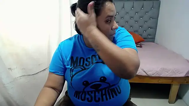 Snapshot of hotlesby4uxxx chatting on January 9, 8:11 pm hotlesby4uxxx online show from January 9, 8:11 pm