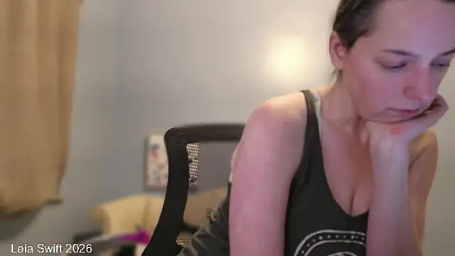 Snapshot of LeiaSwift chatting on February 22, 1:07 am LeiaSwift online show from February 22, 1:07 am