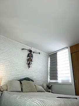 hollythomson online show from November 19, 2:50 pm