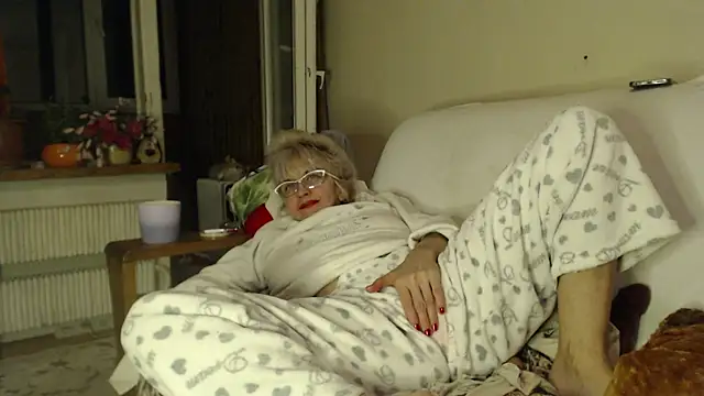 Snapshot of larawet chatting on March 8, 11:07 pm larawet online show from March 8, 11:07 pm