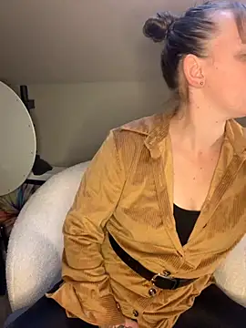MissGirly online show from September 30, 7:35 am