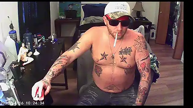 Snapshot of Livingpuddle chatting on July 31, 9:36 pm Livingpuddle online show from July 31, 9:36 pm