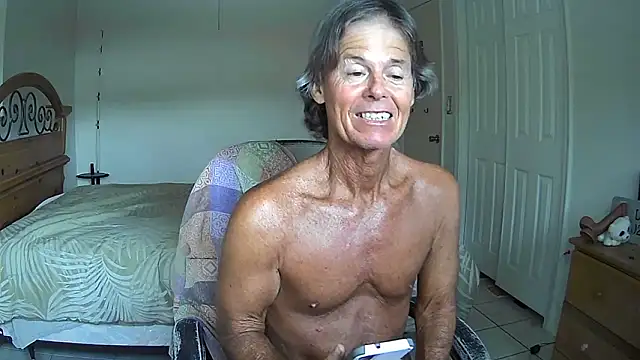 Snapshot of nakeedcowboi65 chatting on June 7, 10:24 pm nakeedcowboi65 online show from June 7, 10:24 pm