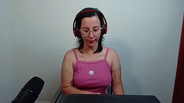 Snapshot of mahina84 chatting on July 18, 1:26 pm mahina84 online show from July 18, 1:26 pm