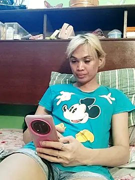 Snapshot of QueenSoreal chatting on July 21, 6:05 am QueenSoreal online show from July 21, 6:05 am