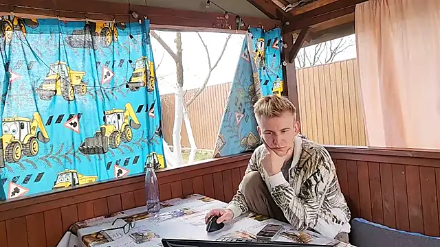 Vuitton online show from March 27, 9:42 am