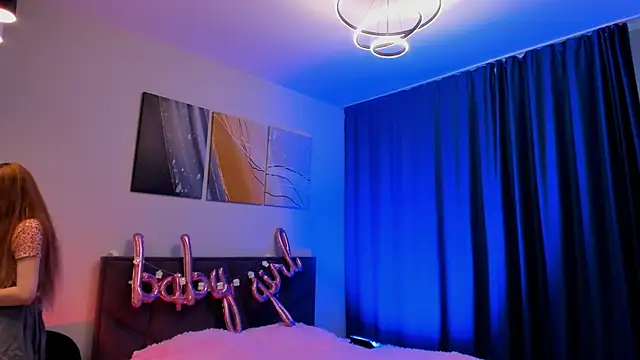 SweetMilkis online show from January 31, 9:05 am