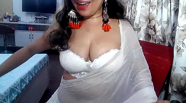 Snapshot of yourradhika chatting on February 3, 7:10 pm yourradhika online show from February 3, 7:10 pm