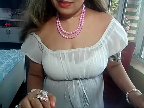 Snapshot of yourradhika chatting on March 17, 6:07 am yourradhika online show from March 17, 6:07 am