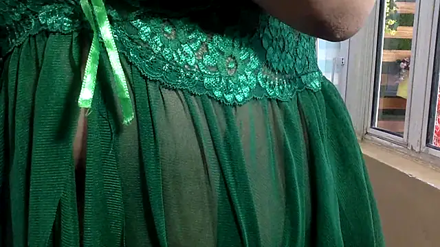 Snapshot of yourradhika chatting on August 5, 7:33 am yourradhika online show from August 5, 7:33 am