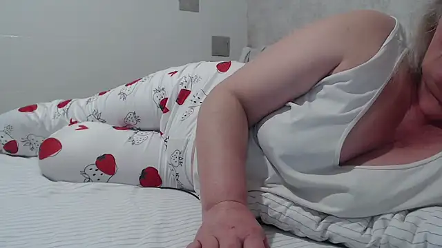 Snapshot of Miss_Night21 chatting on February 26, 5:39 pm Miss Night21 online show from February 26, 5:39 pm