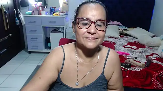 Snapshot of pervert_mommy_ chatting on June 10, 10:47 am pervert mommy online show from June 10, 10:47 am