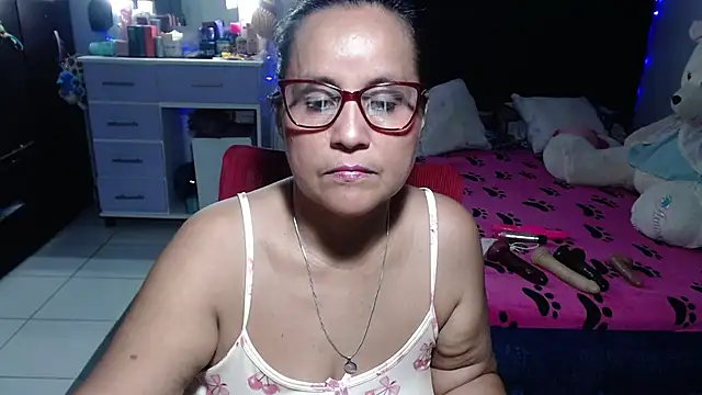 Snapshot of pervert_mommy_ chatting on July 4, 9:59 am pervert mommy online show from July 4, 9:59 am