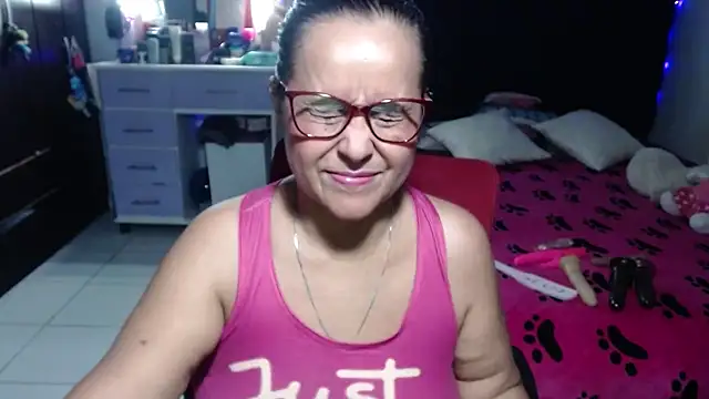 Snapshot of pervert_mommy_ chatting on July 14, 10:21 am pervert mommy online show from July 14, 10:21 am