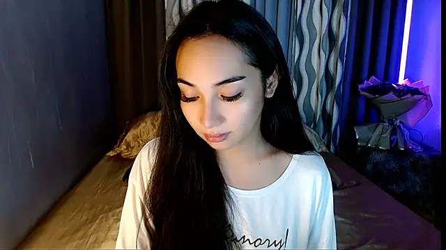SweetLilly 18 online show from May 6, 3:24 am