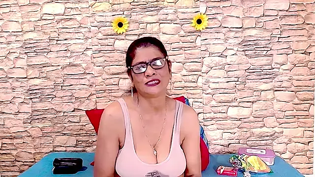 Snapshot of IndianAllure chatting on May 16, 5:48 am IndianAllure online show from May 16, 5:48 am