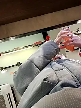 Snapshot of Frost_foxy chatting on December 14, 5:29 am Frost foxy online show from December 14, 5:29 am