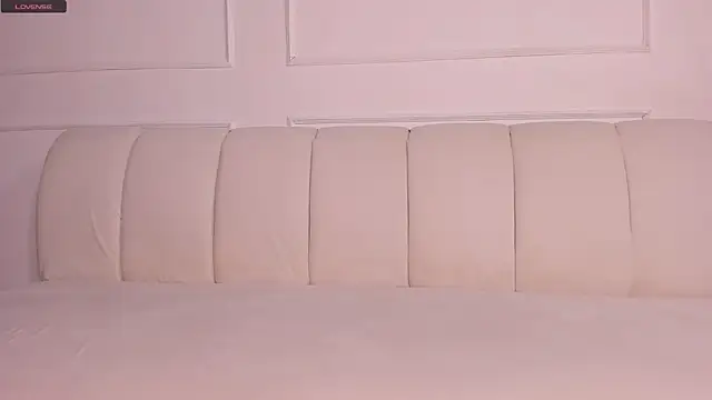 Snapshot of Emma_jonness chatting on January 8, 8:18 pm Emma jonness online show from January 8, 8:18 pm