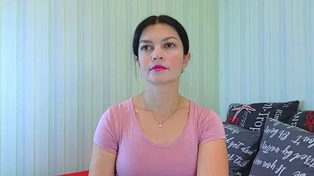 Snapshot of _Lily_ chatting on December 5, 9:06 am Lily online show from December 5, 9:06 am