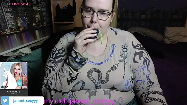 Snapshot of JannetPie chatting on November 25, 12:54 am JannetPie online show from November 25, 12:54 am