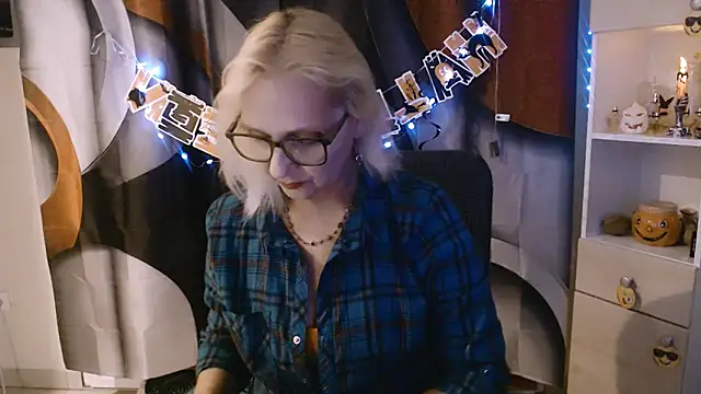 Snapshot of Ala-N-Dala chatting on October 25, 7:27 am Ala-N-Dala online show from October 25, 7:27 am