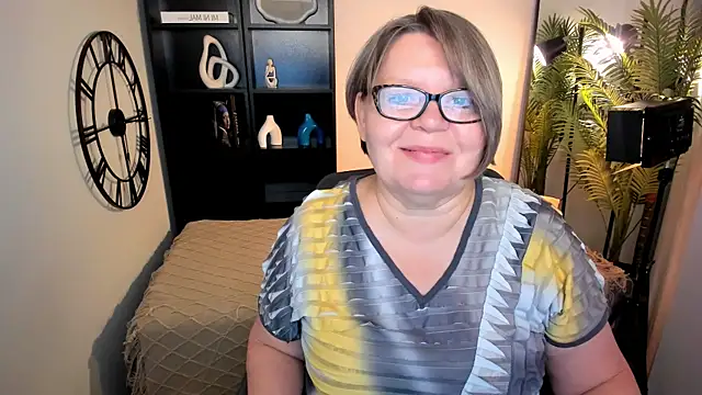 Snapshot of Shannonshine chatting on May 13, 5:16 am Shannonshine online show from May 13, 5:16 am