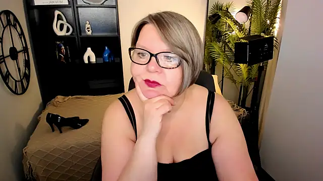 Snapshot of Shannonshine chatting on May 16, 8:00 am Shannonshine online show from May 16, 8:00 am