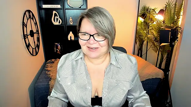 Snapshot of Shannonshine chatting on June 1, 1:02 pm Shannonshine online show from June 1, 1:02 pm