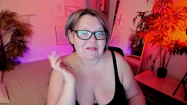 Snapshot of Shannonshine chatting on June 7, 7:45 am Shannonshine online show from June 7, 7:45 am