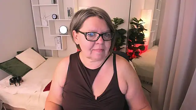 Snapshot of Shannonshine chatting on June 12, 8:13 am Shannonshine online show from June 12, 8:13 am