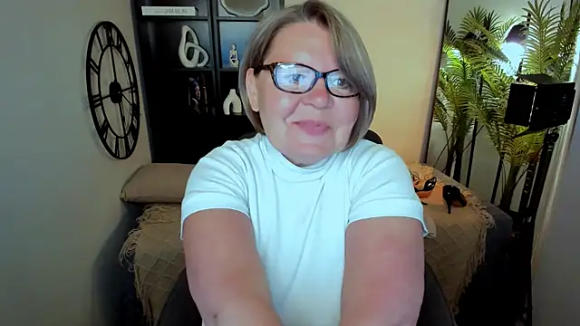 Snapshot of Shannonshine chatting on June 24, 1:10 pm Shannonshine online show from June 24, 1:10 pm
