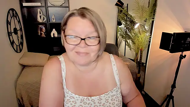 Snapshot of Shannonshine chatting on July 20, 1:57 pm Shannonshine online show from July 20, 1:57 pm