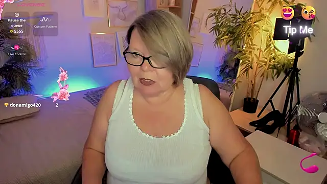 Snapshot of Shannonshine chatting on July 23, 1:42 pm Shannonshine online show from July 23, 1:42 pm