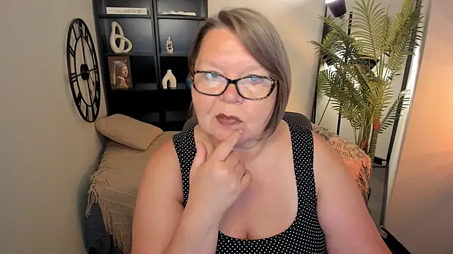 Snapshot of Shannonshine chatting on August 4, 5:21 am Shannonshine online show from August 4, 5:21 am