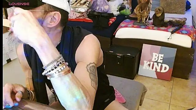 Snapshot of mycock2474u chatting on March 19, 3:52 am mycock2474u online show from March 19, 3:52 am