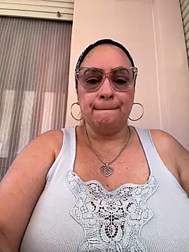 Snapshot of x_elena_x chatting on May 24, 2:22 pm x elena x online show from May 24, 2:22 pm