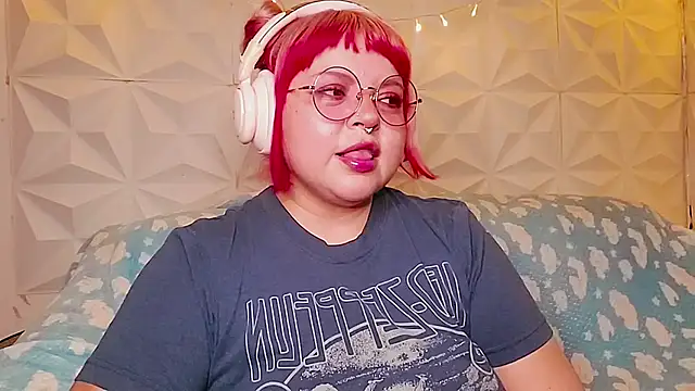 Snapshot of Satyn_doll chatting on June 19, 10:24 pm Satyn doll online show from June 19, 10:24 pm