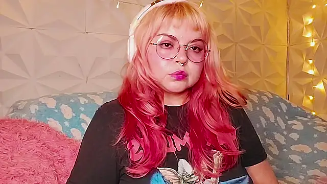 Snapshot of Satyn_doll chatting on June 30, 10:44 pm Satyn doll online show from June 30, 10:44 pm